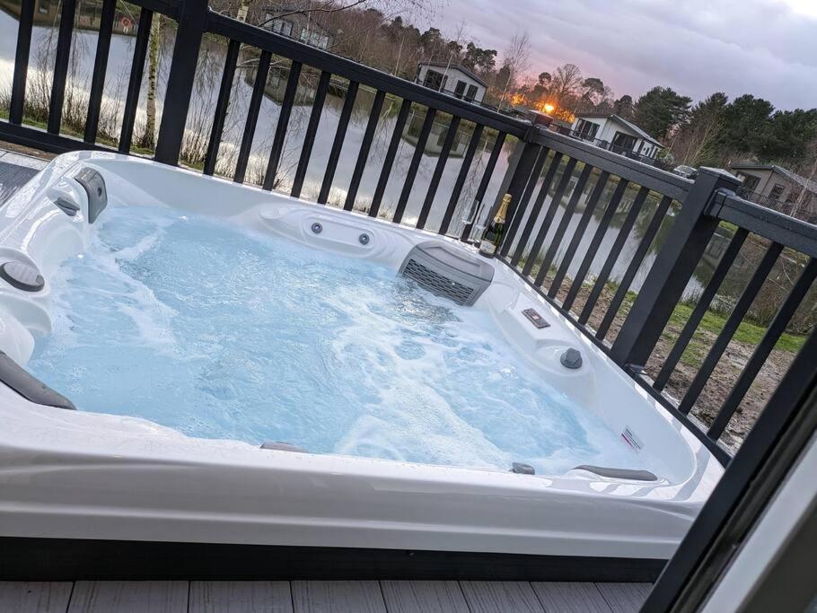 Kingfisher Lodge Woodhall Spa Buitenkant foto